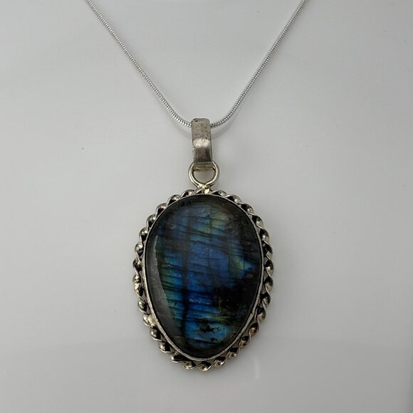 Labradorite Pendant Necklace - Picture 3 of 5